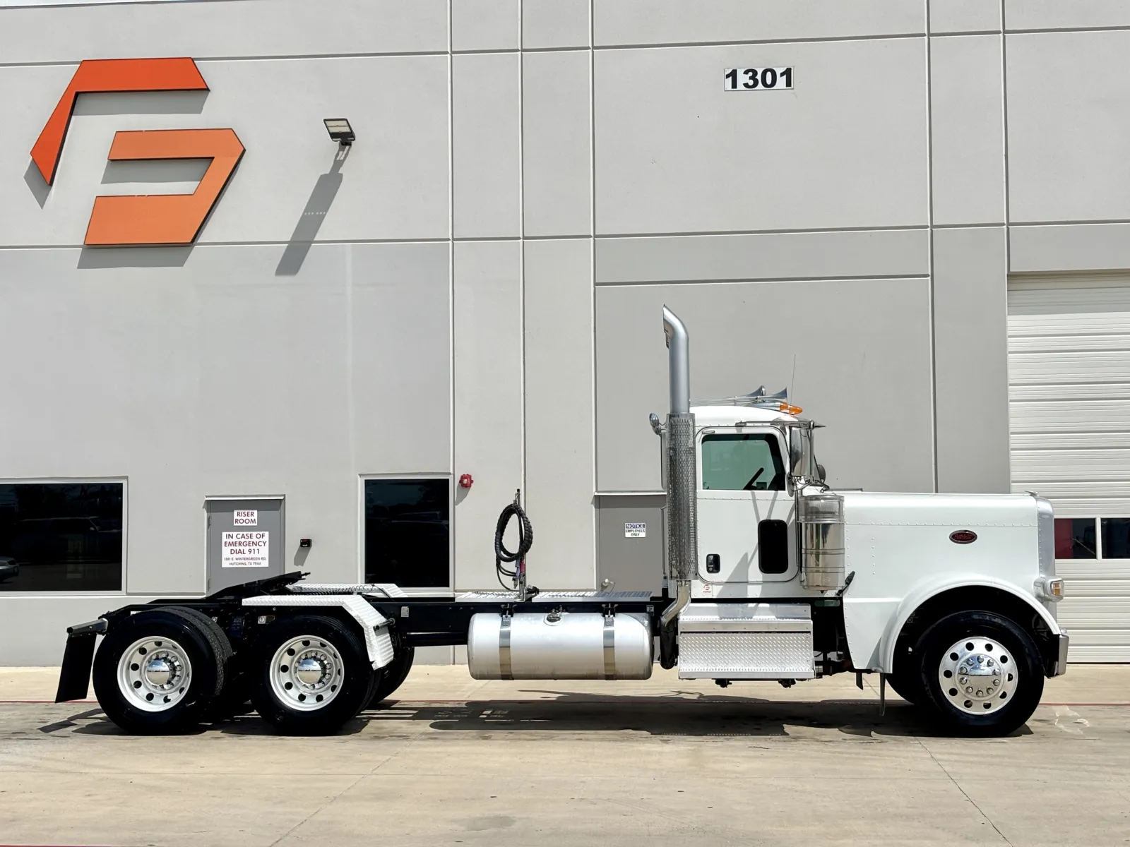 2020 Peterbilt 389 - image 3