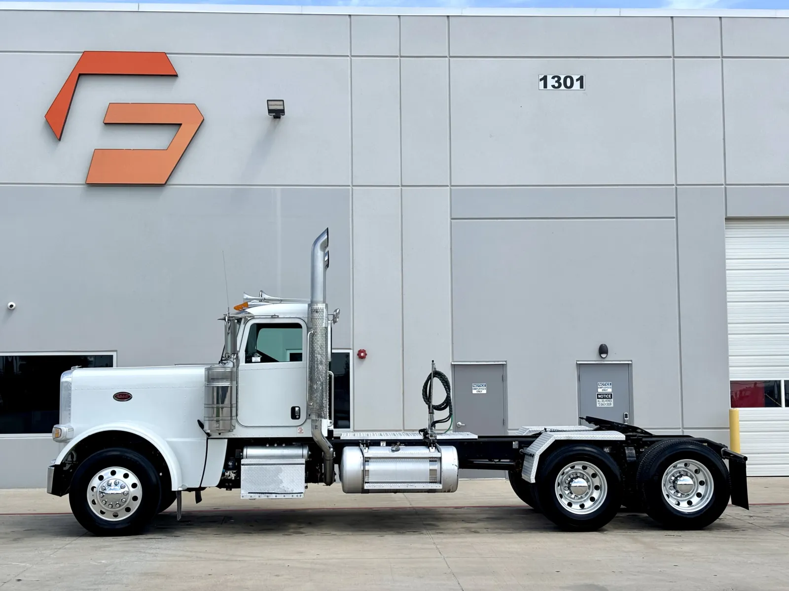 2020 Peterbilt 389 - image 4