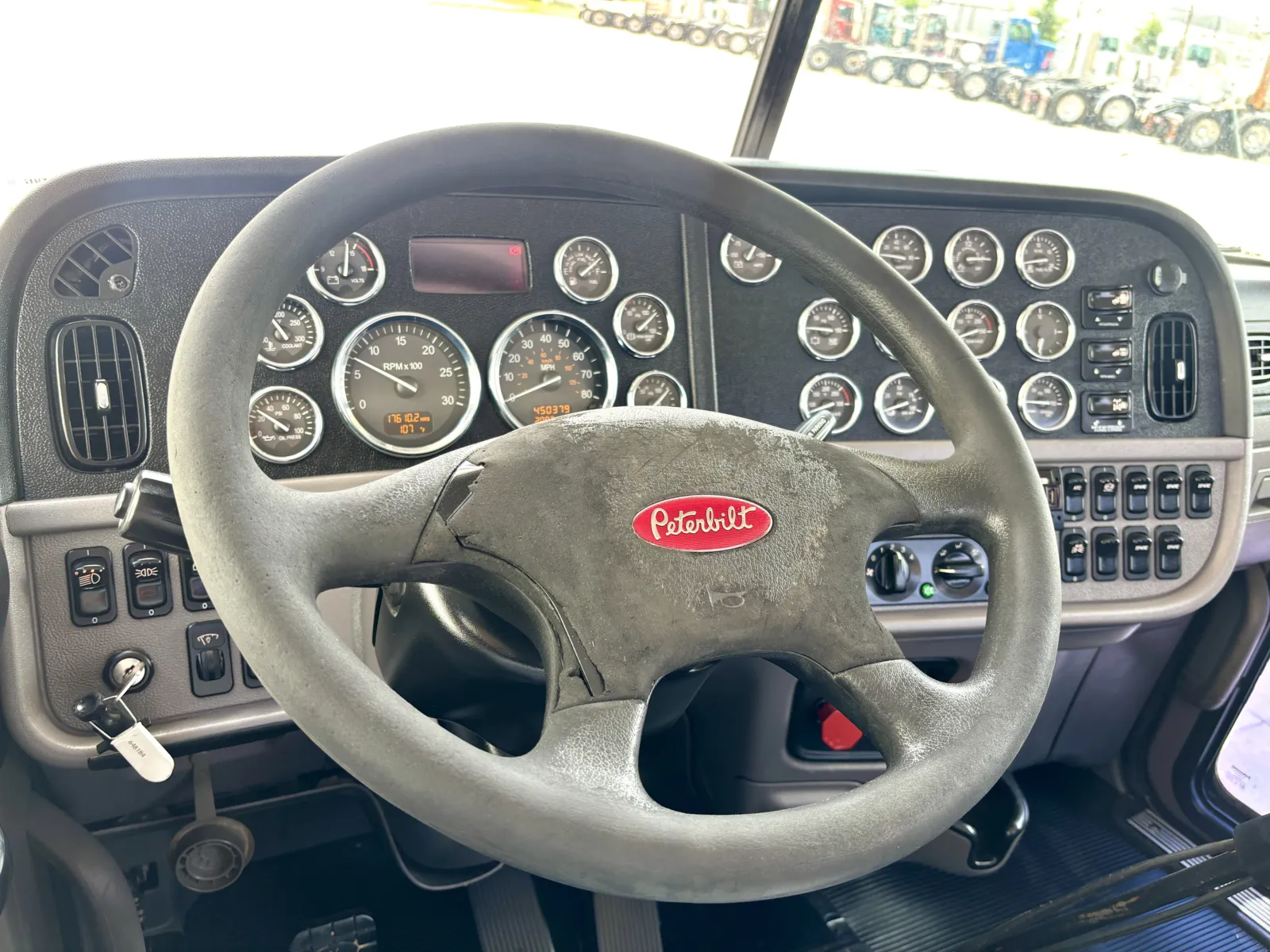 2020 Peterbilt 389 - image 16