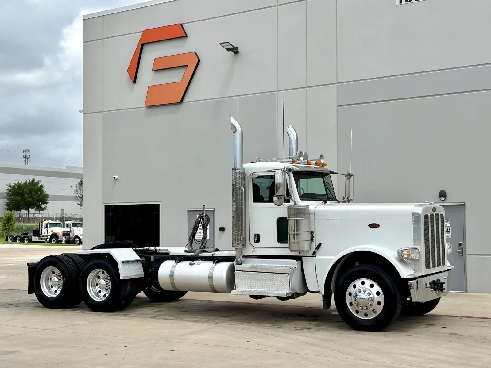2020 Peterbilt 389 - image 1