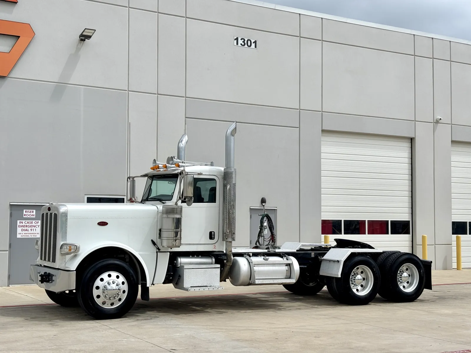 2020 Peterbilt 389 - image 2