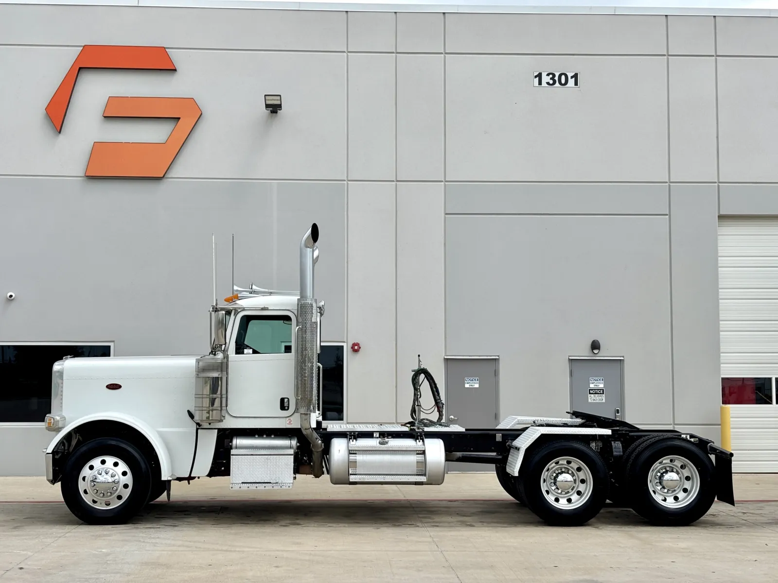 2020 Peterbilt 389 - image 4