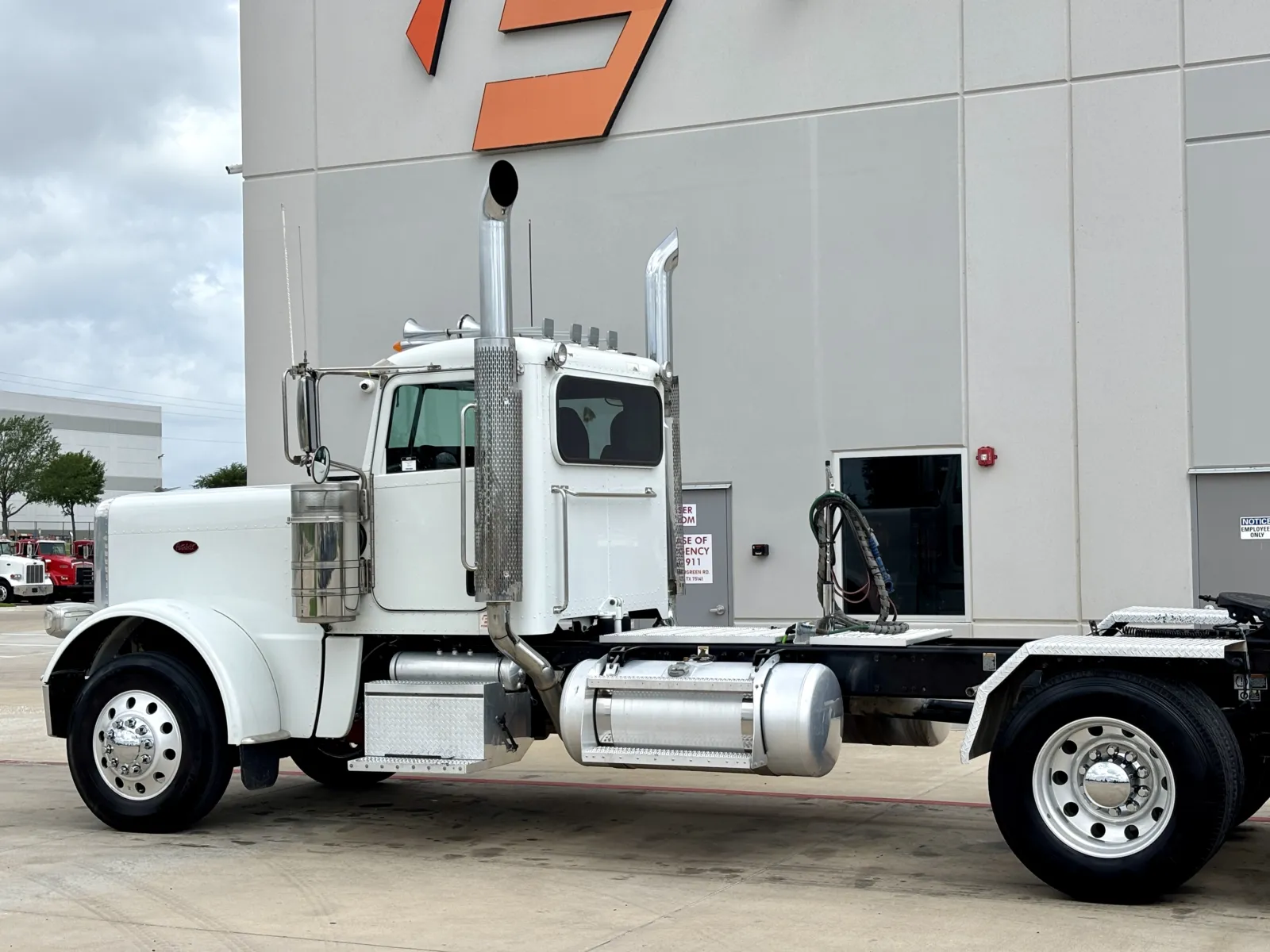 2020 Peterbilt 389 - image 8
