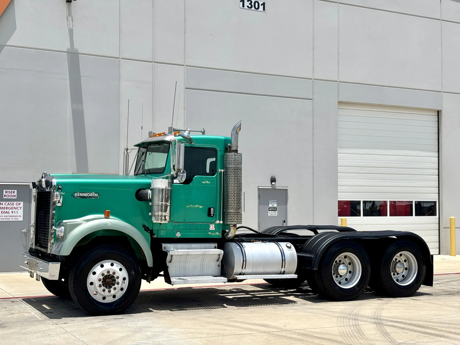 2003 Kenworth W900 - image 2