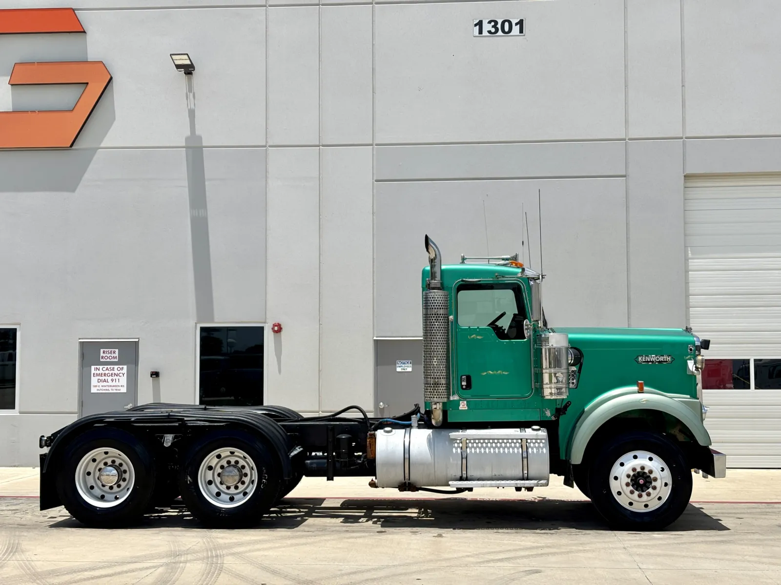 2003 Kenworth W900 - image 3