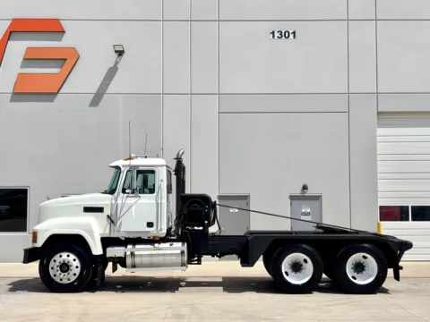 More photos of 2000 MACK CH613 at Forge Truck Centers - Texas, TX