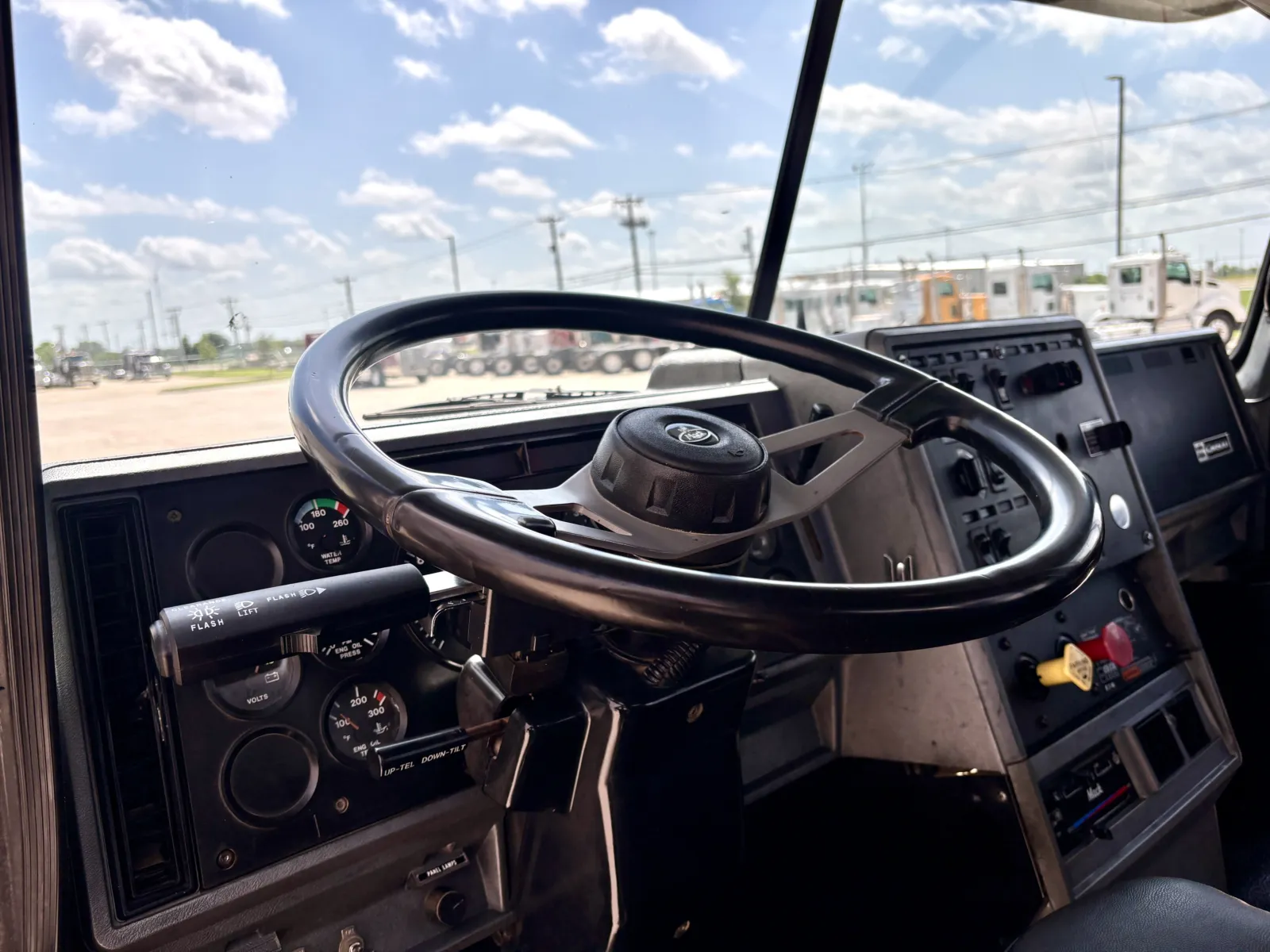 2000 Mack - image 15