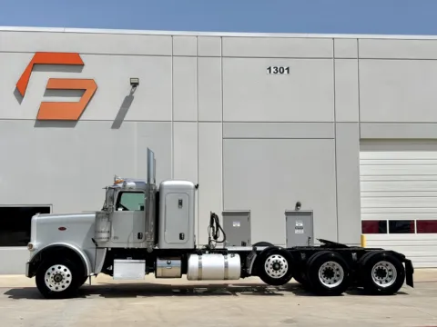 More photos of 2015 PETERBILT 389 at Forge Truck Centers - Texas, TX