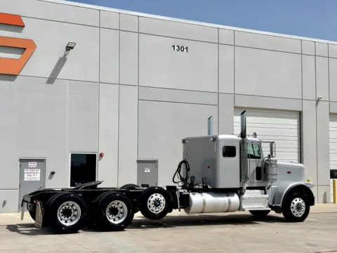 More photos of 2015 PETERBILT 389 at Forge Truck Centers - Texas, TX