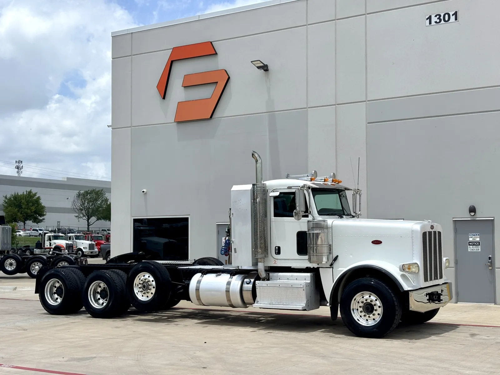 2013 PETERBILT 388 for sale in Hutchins, TX