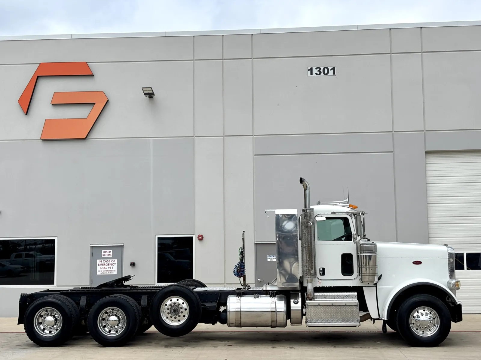 2013 Peterbilt - image 3