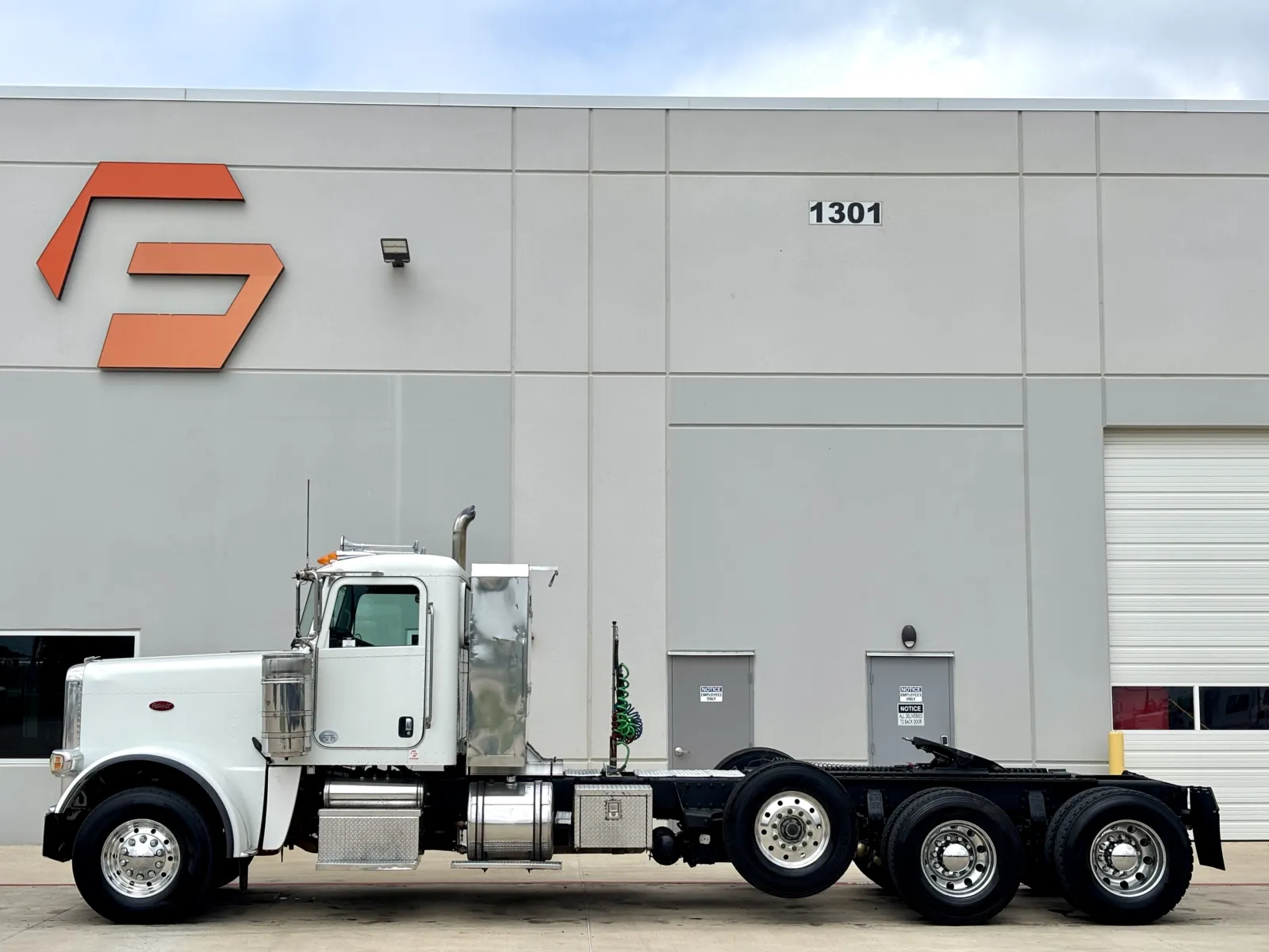 2013 Peterbilt - image 4