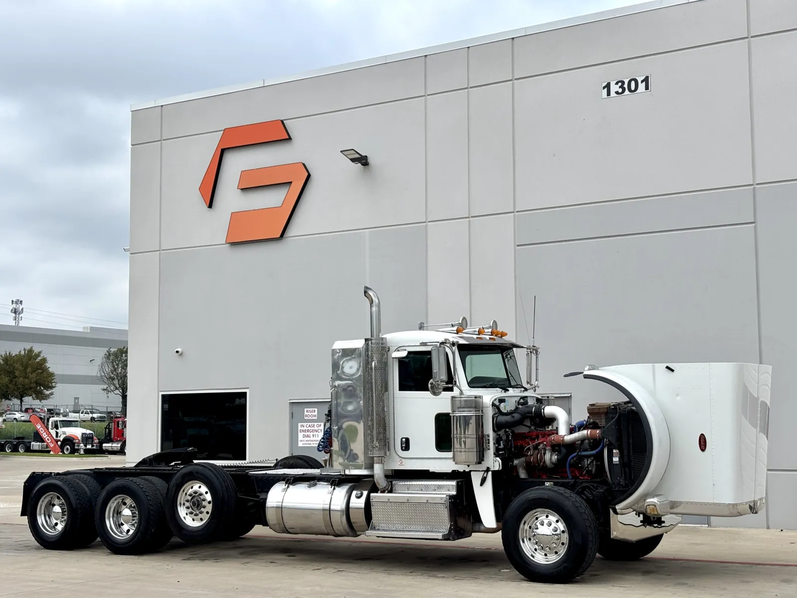 2013 Peterbilt - image 9