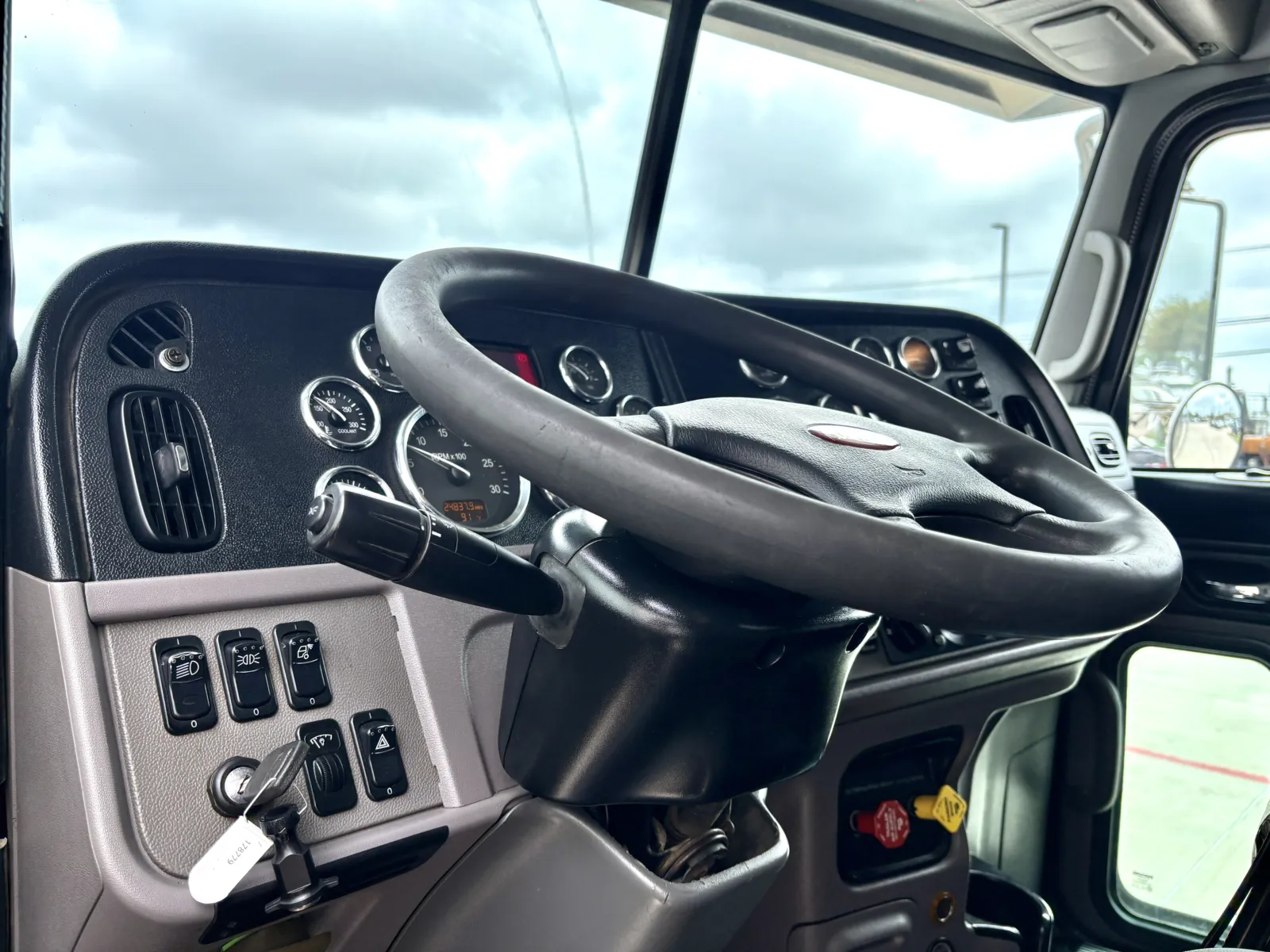 2013 Peterbilt - image 16