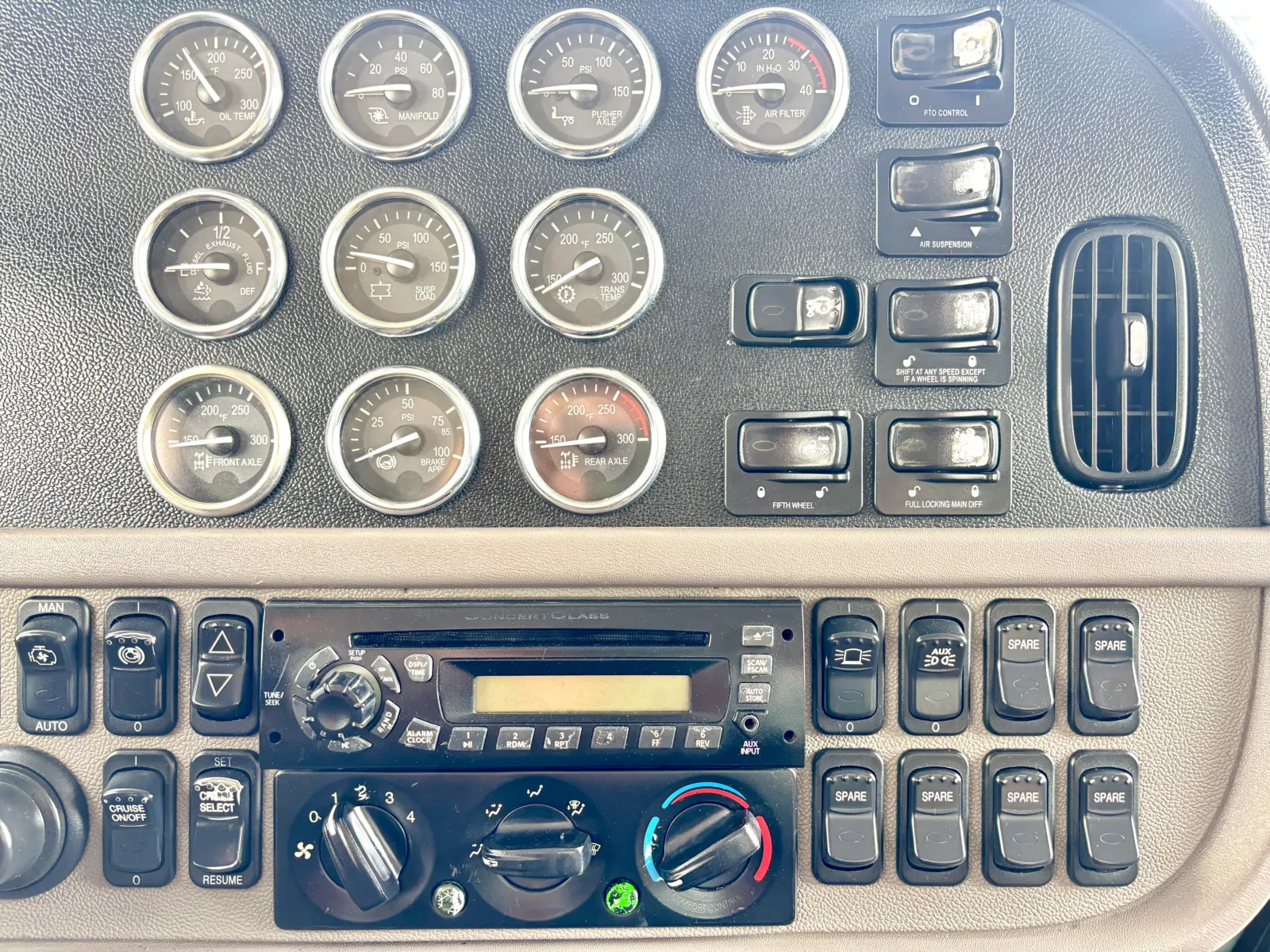 2013 Peterbilt - image 19