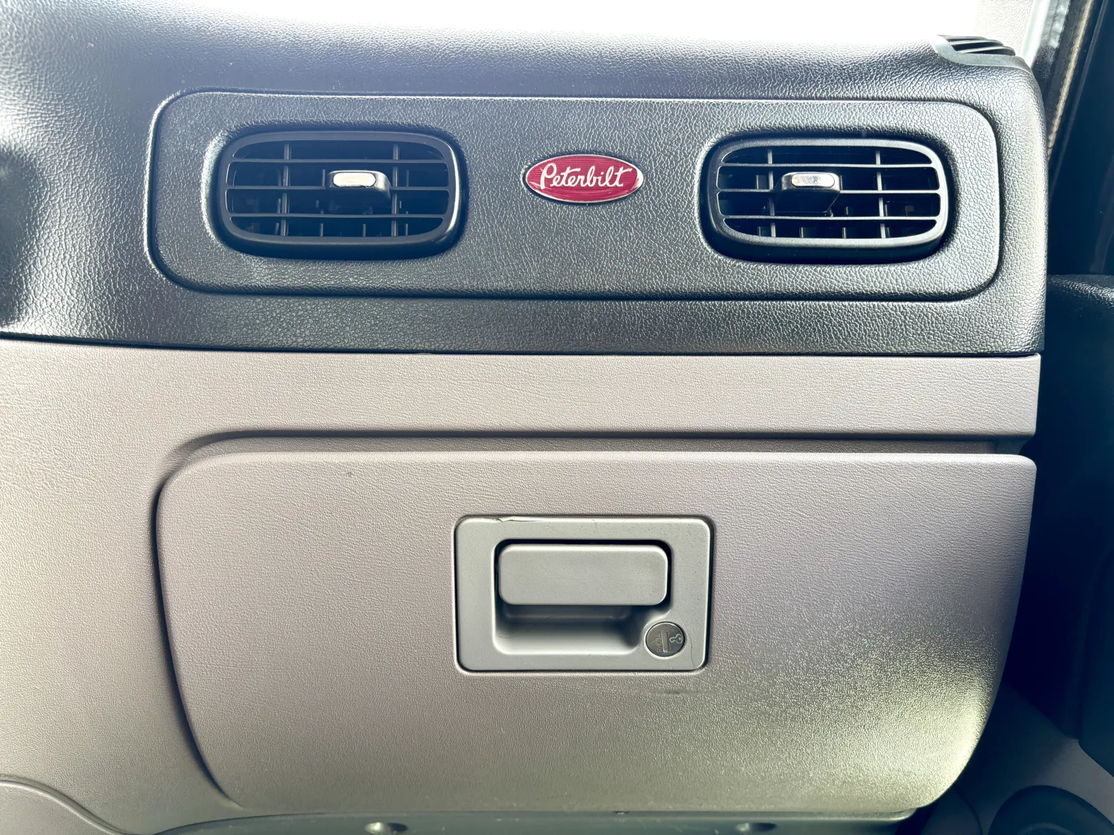 2013 Peterbilt - image 20