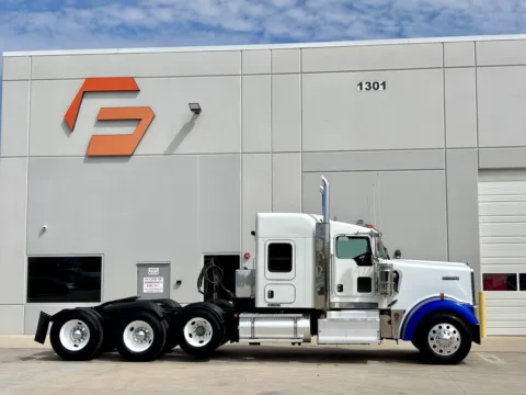 Another view of 2013 KENWORTH W900 for sale in Hutchins, TX at Forge Truck Centers - Texas