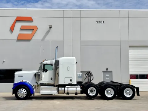 More photos of 2013 KENWORTH W900 at Forge Truck Centers - Texas, TX