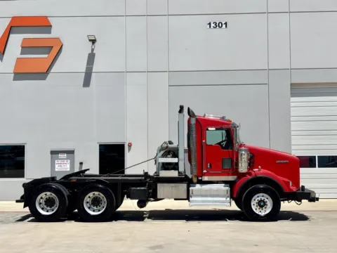 Another view of 2010 KENWORTH T800 for sale in Hutchins, TX at Forge Truck Centers - Texas