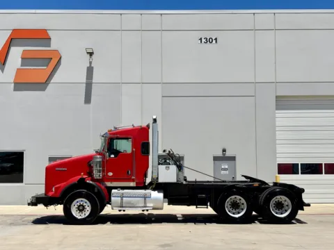 More photos of 2010 KENWORTH T800 at Forge Truck Centers - Texas, TX