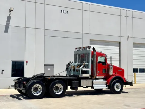 More photos of 2010 KENWORTH T800 at Forge Truck Centers - Texas, TX
