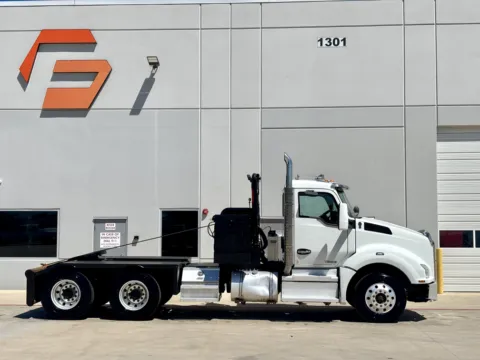 Another view of 2020 KENWORTH T880 for sale in Hutchins, TX at Forge Truck Centers - Texas