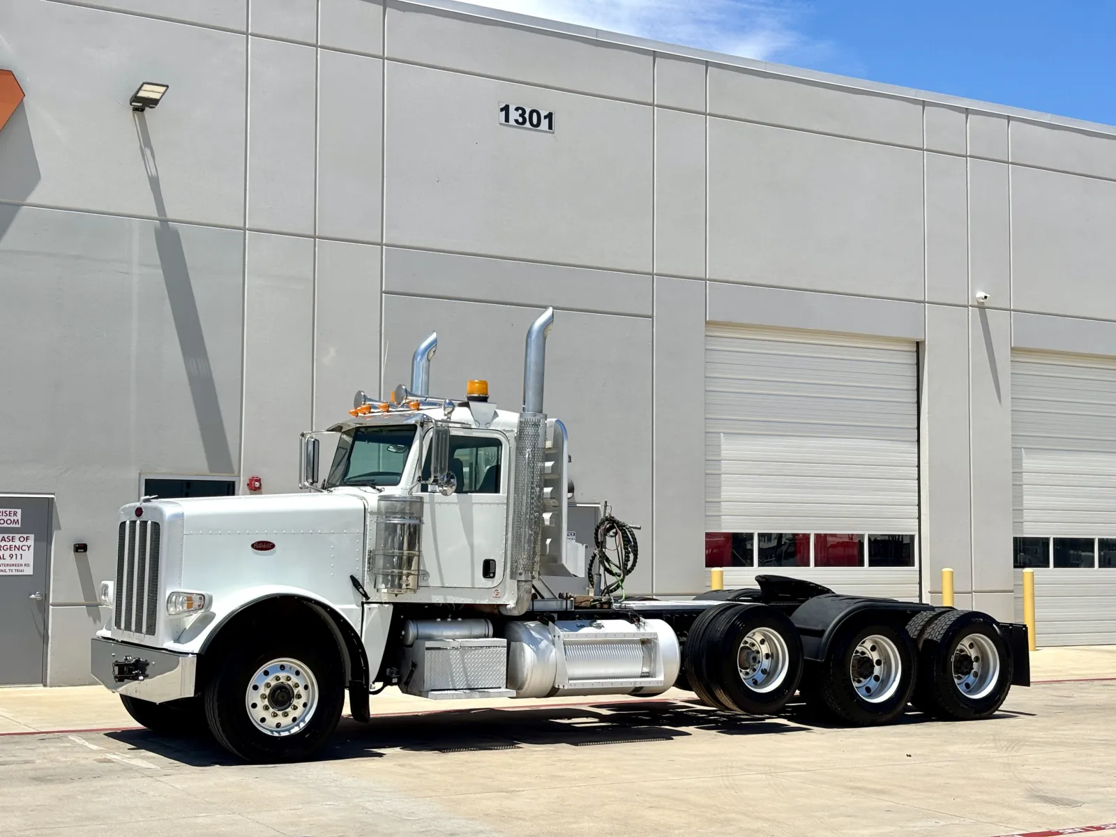 2015 Peterbilt 389 - image 2
