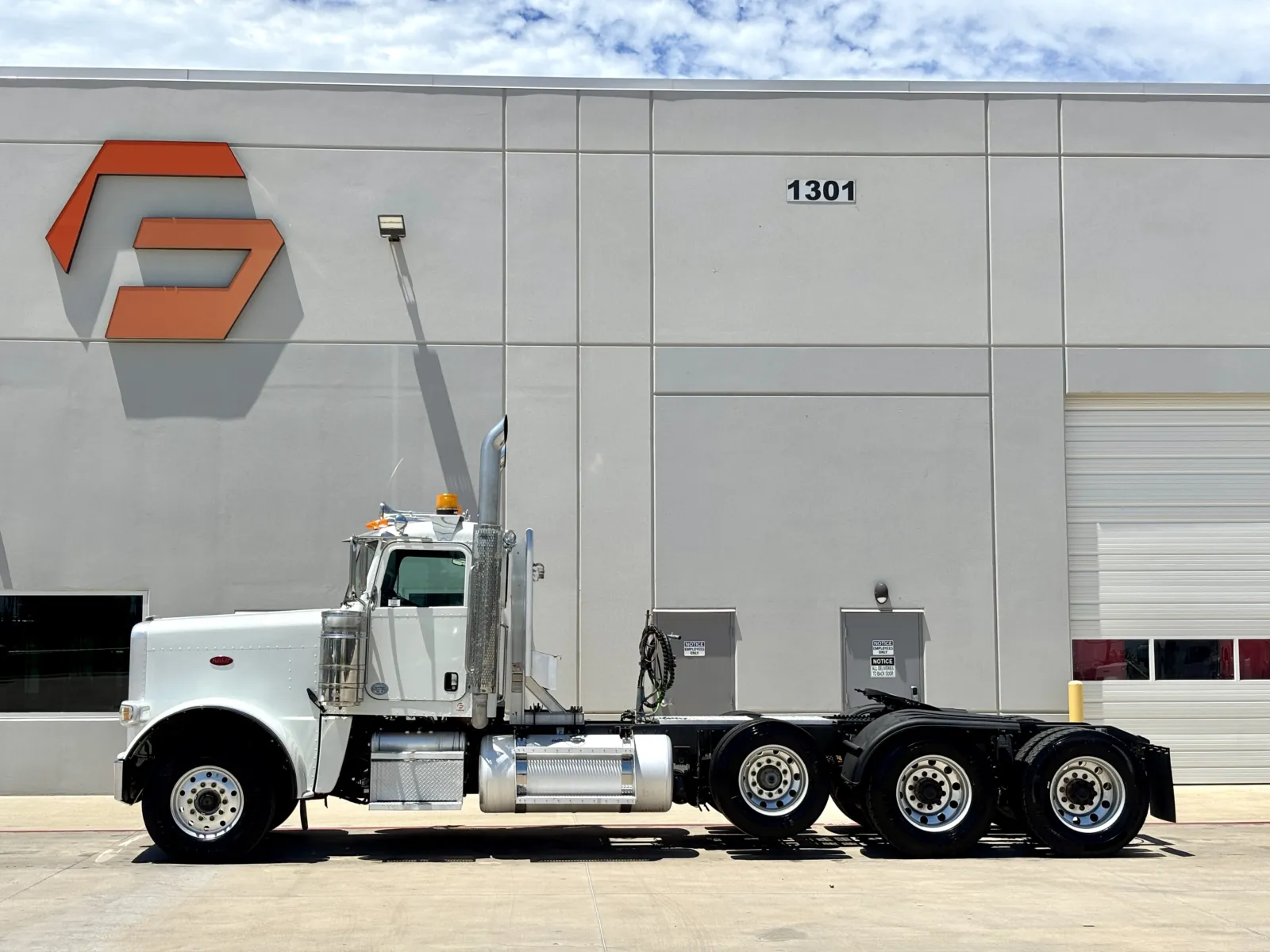 2015 Peterbilt 389 - image 4