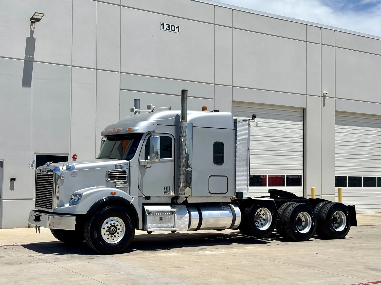 2016 Freightliner 122SD - image 2