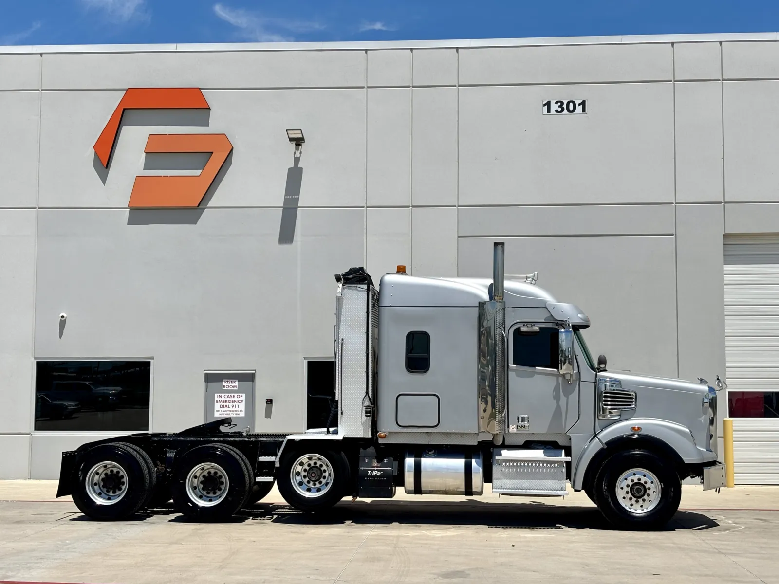 2016 Freightliner 122SD - image 3