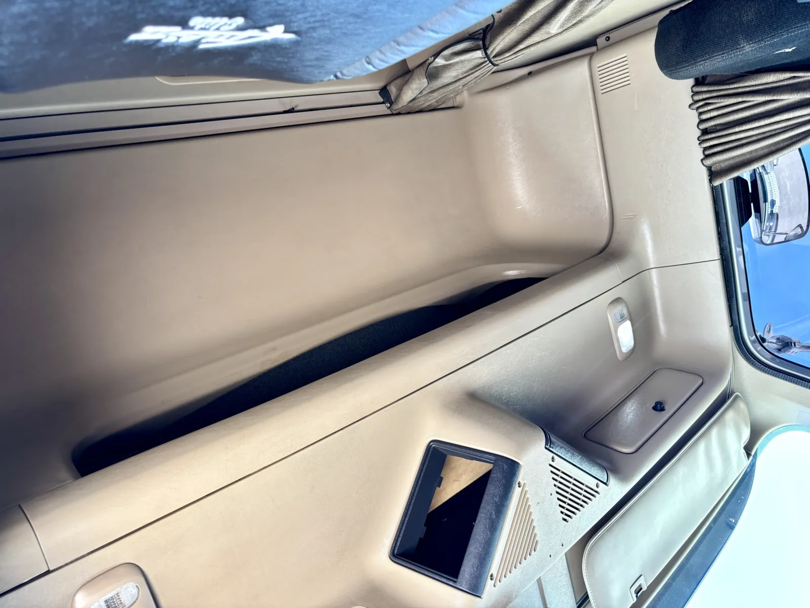 2016 Freightliner 122SD - image 20