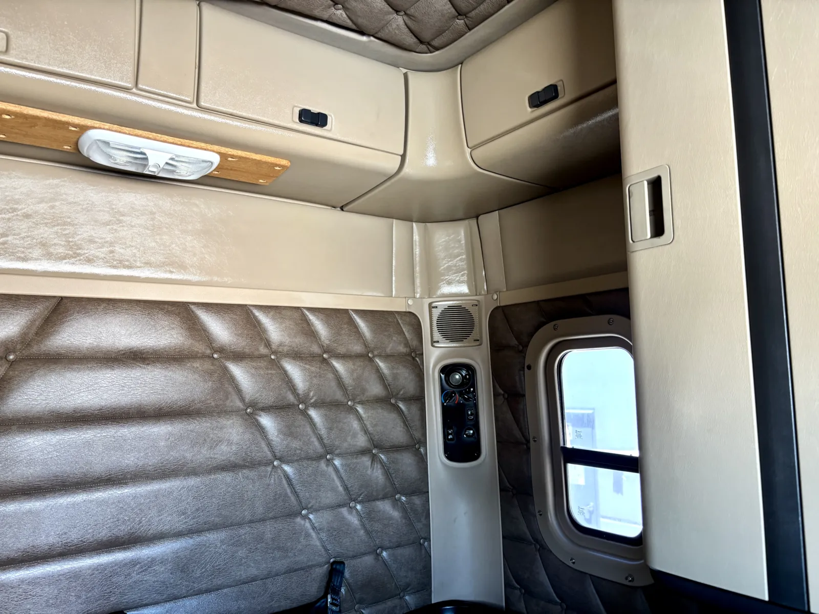 2016 Freightliner 122SD - image 23