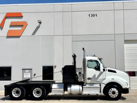 Another view of 2020 KENWORTH T880 for sale in Hutchins, TX at Forge Truck Centers - Texas