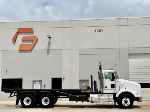Another view of 2007 KENWORTH T800 for sale in Hutchins, TX at Forge Truck Centers - Texas