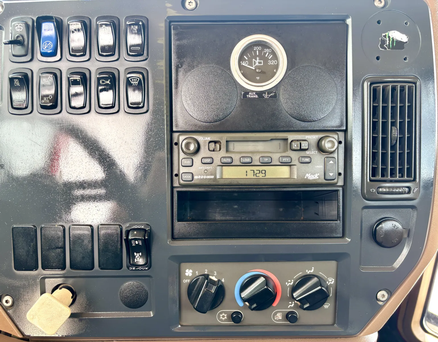 2009 Mack - image 18