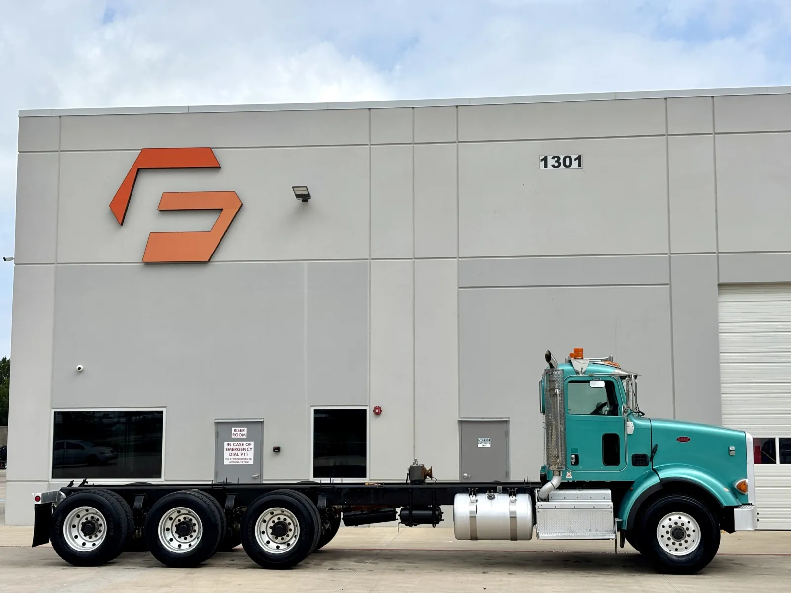 2013 Peterbilt 365 - image 3