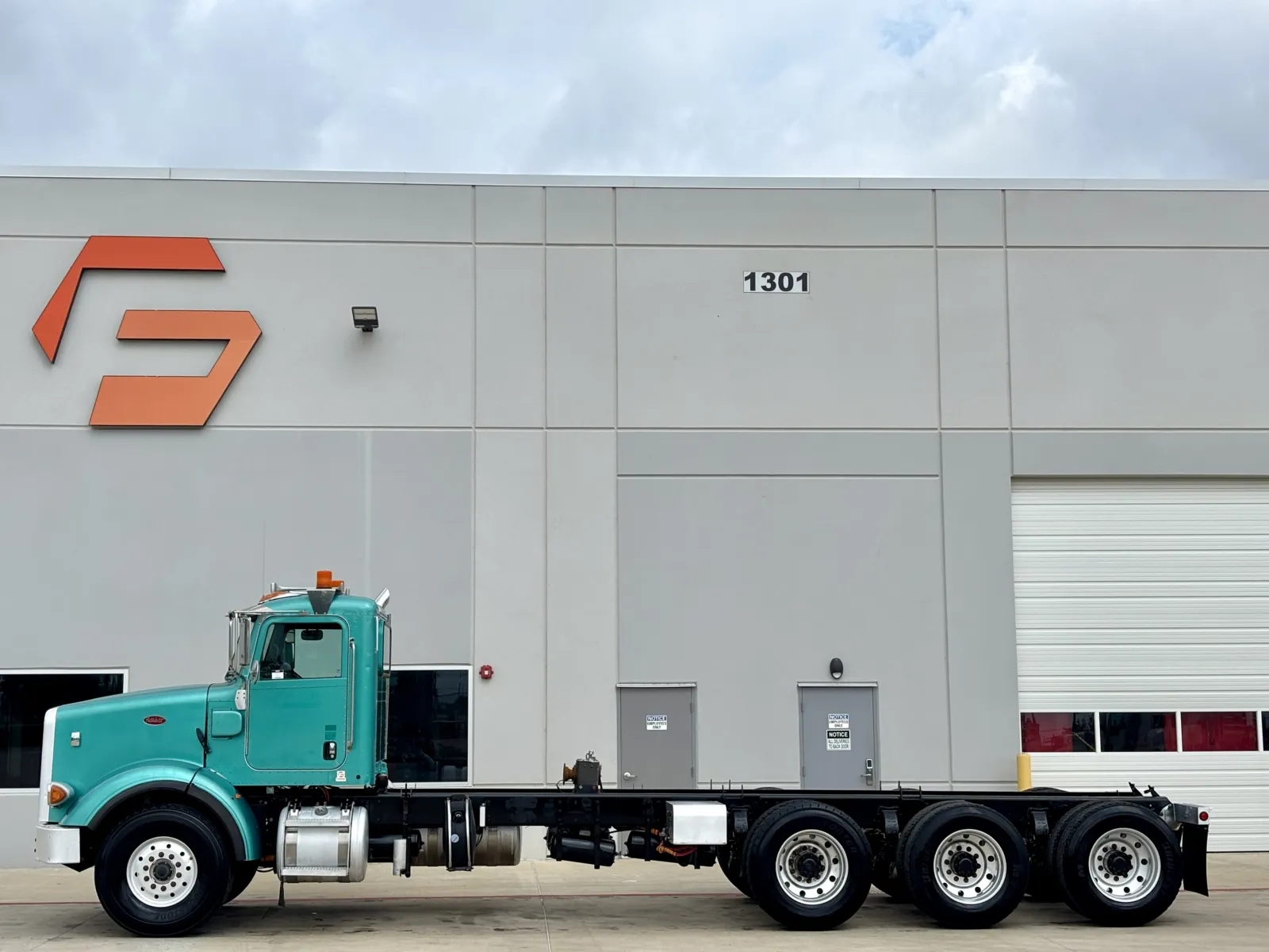 2013 Peterbilt 365 - image 4