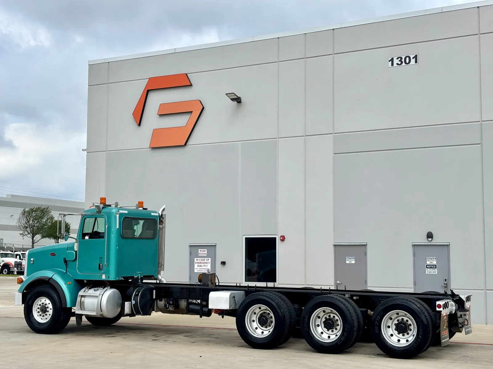 2013 Peterbilt 365 - image 6