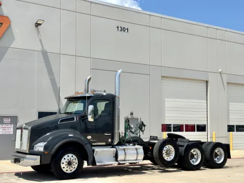Photos of 2020 KENWORTH T880 for sale in Hutchins, TX at Forge Truck Centers - Texas