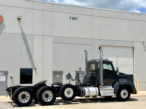 More photos of 2020 KENWORTH T880 at Forge Truck Centers - Texas, TX