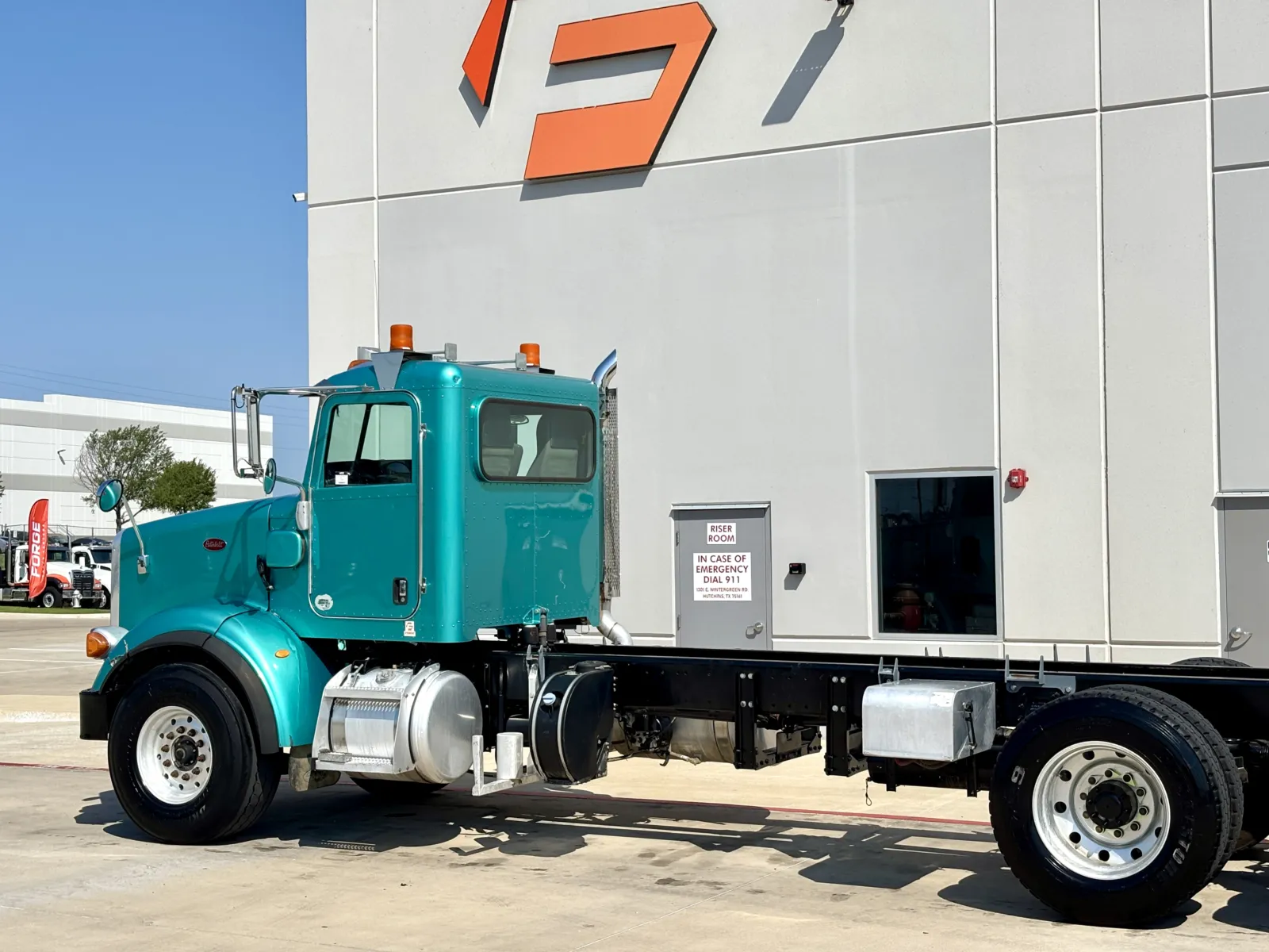 2014 Peterbilt 365 - image 8