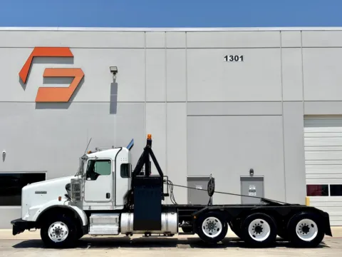 More photos of 2009 KENWORTH T800 at Forge Truck Centers - Texas, TX