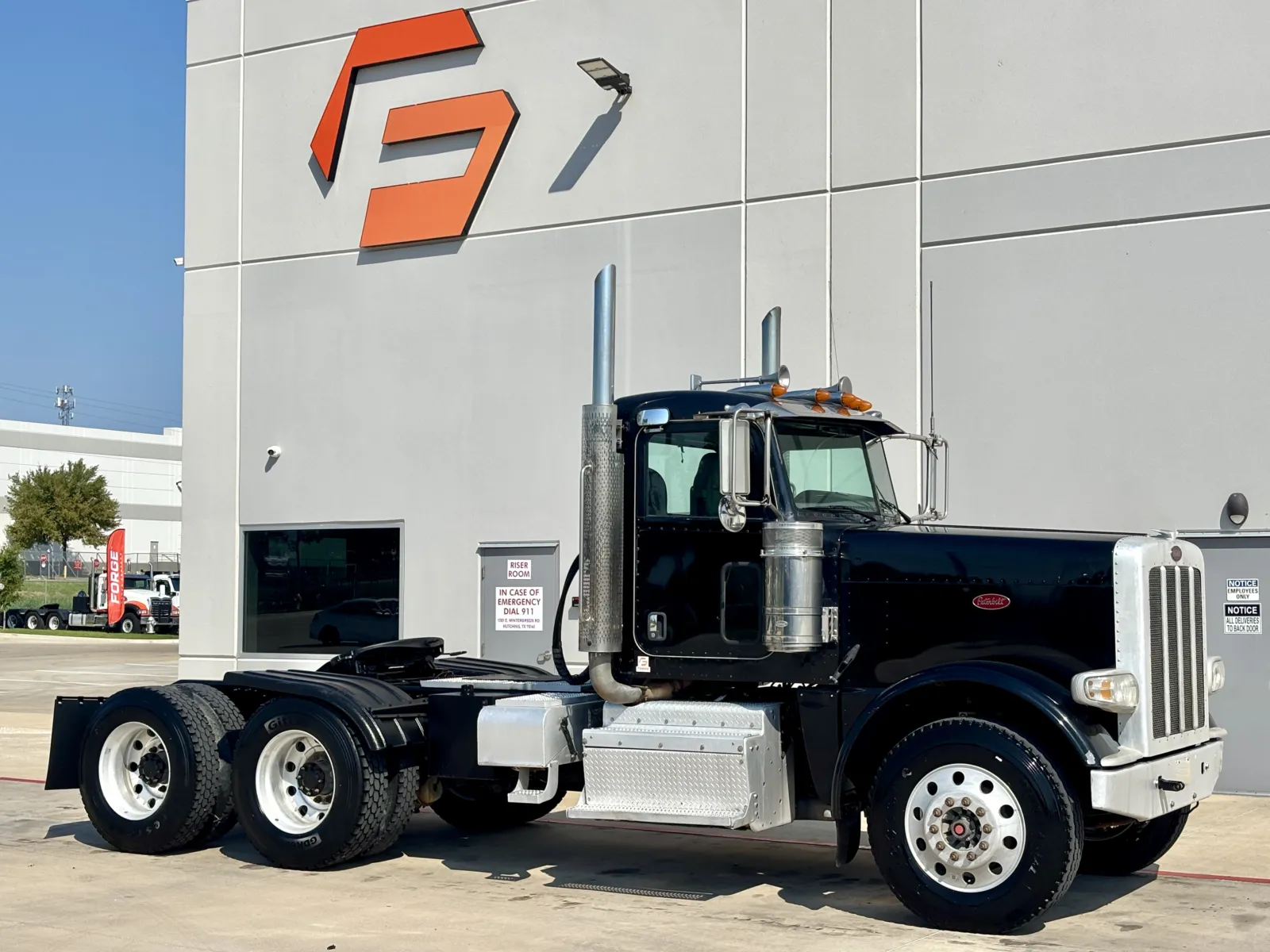 2014 PETERBILT 388 for sale in Hutchins, TX