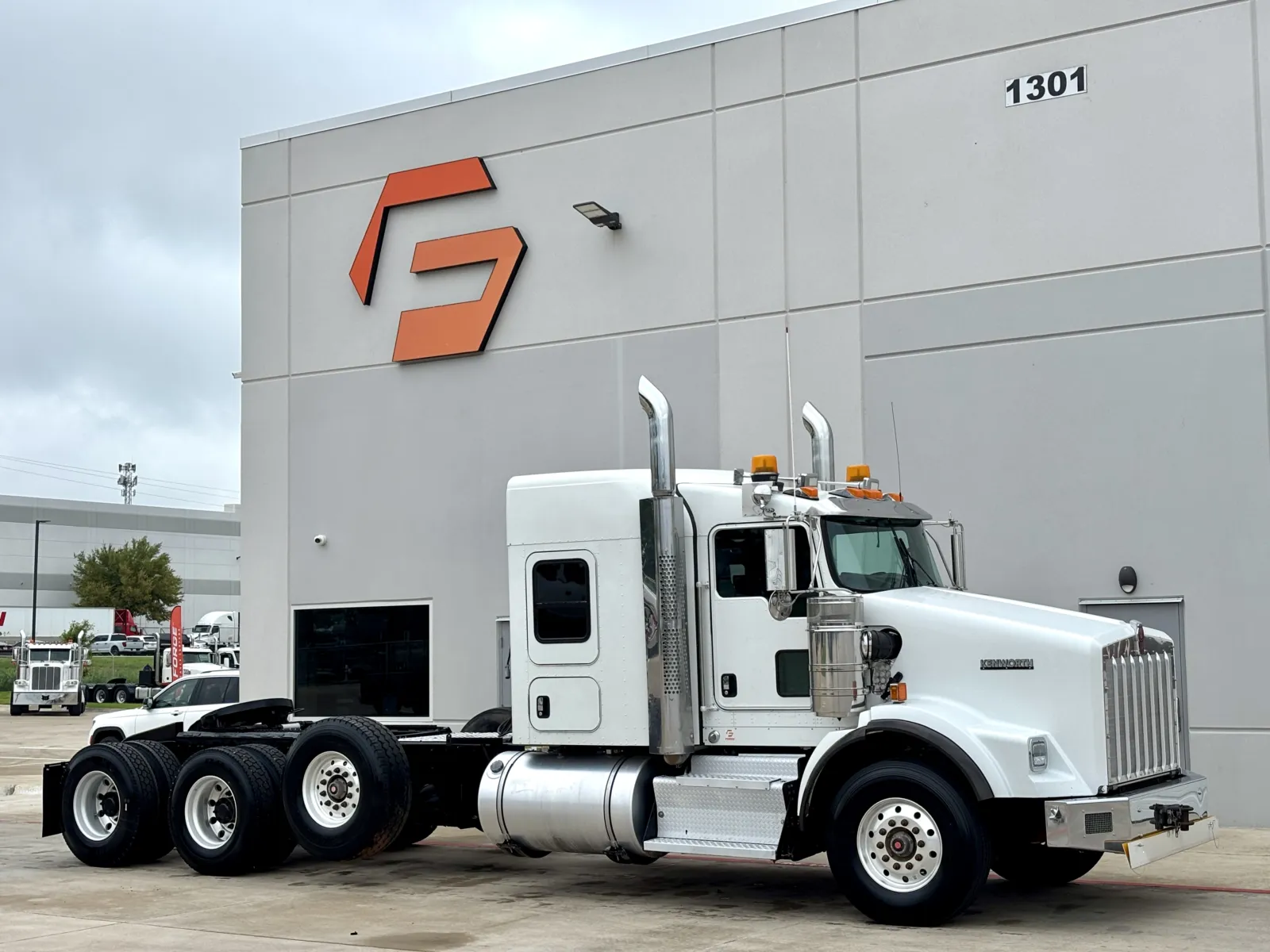 2016 Kenworth T800 - image 1