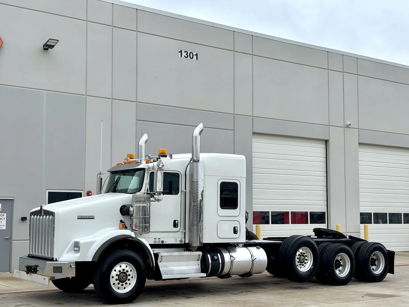 2016 Kenworth T800 - image 2