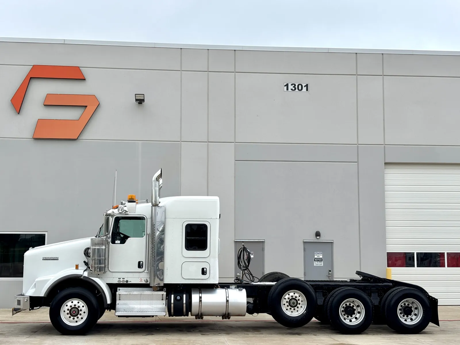 2016 Kenworth T800 - image 4