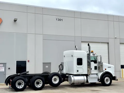 More photos of 2016 KENWORTH T800 at Forge Truck Centers - Texas, TX