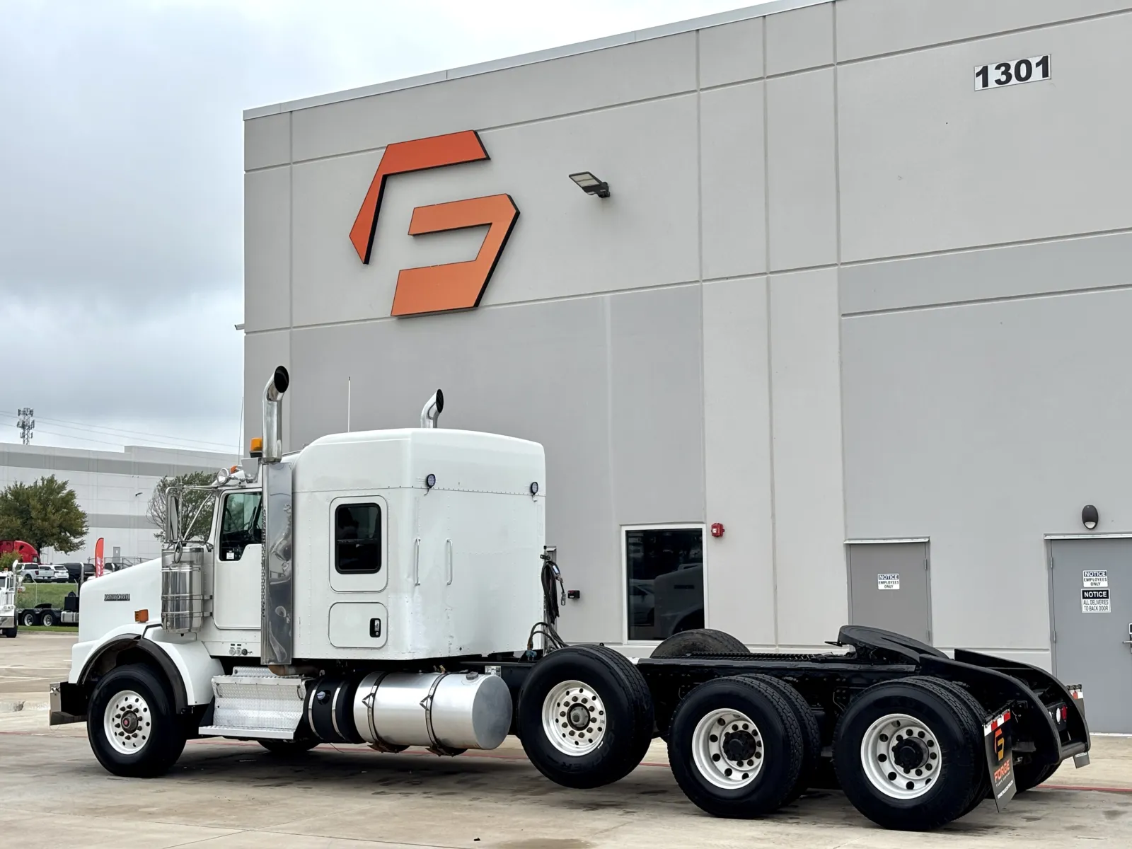 2016 Kenworth T800 - image 6