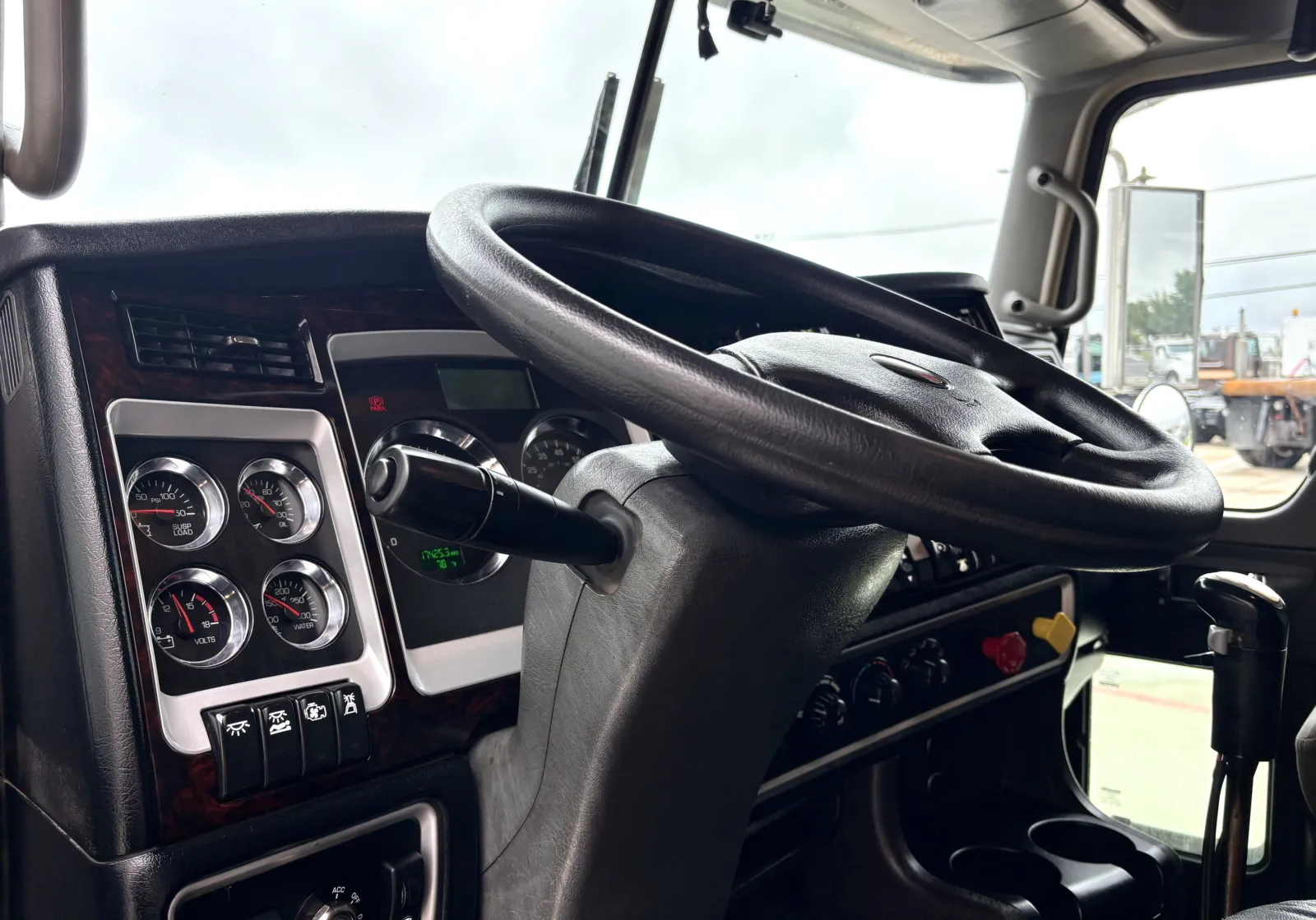 2016 Kenworth T800 - image 15