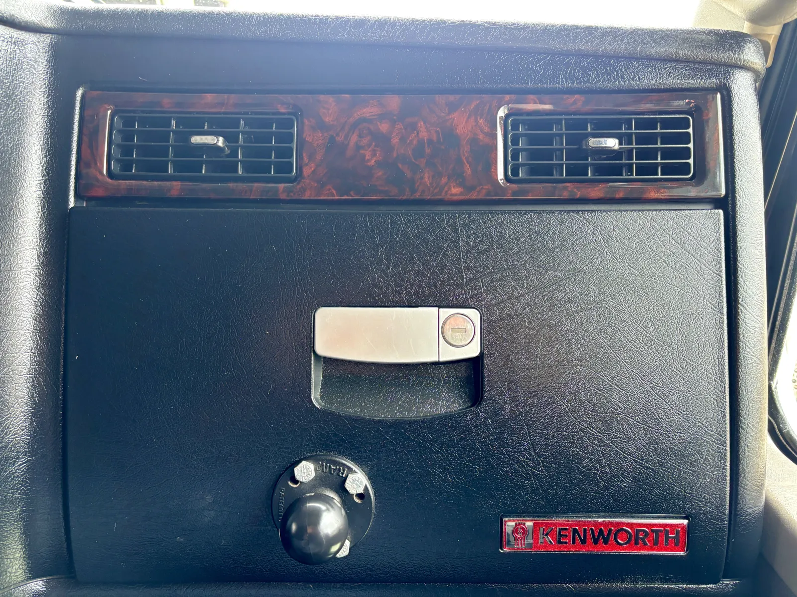 2016 Kenworth T800 - image 19